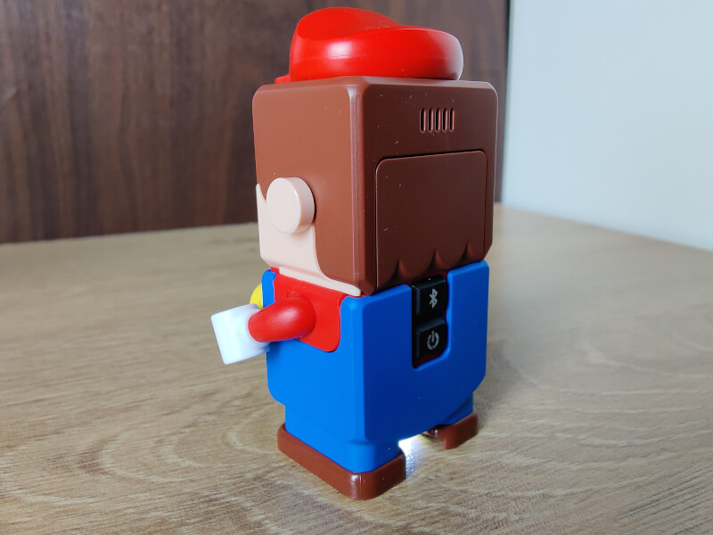 LEGO Super Mario bluetooth app forbindelse knap på bagsiden.jpg